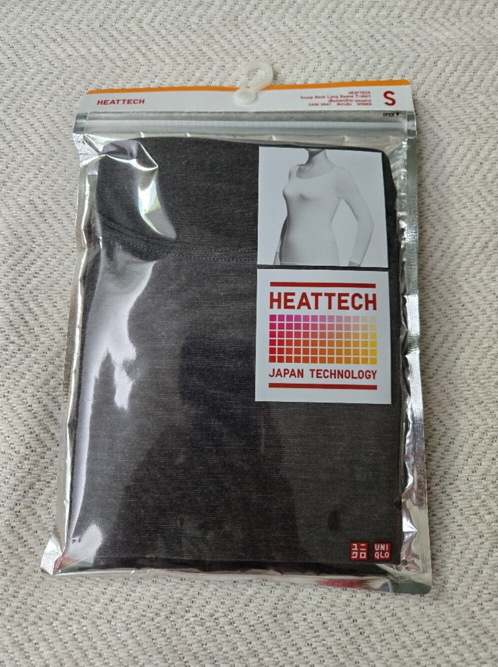 Uniqlo HEATTECH Scoop Neck Long Sleeve Top